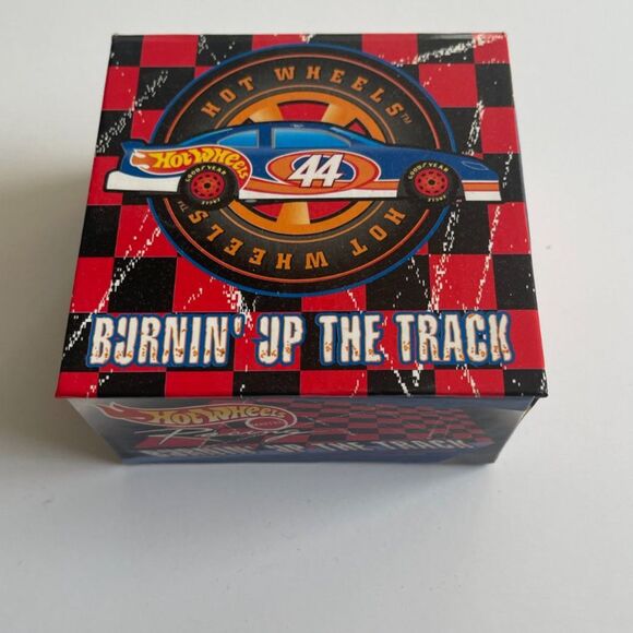 Hot Wheels Racing #44 Burning Up The Track Collectible Pin-Boxed Limited Mattel - Picture 6 of 7